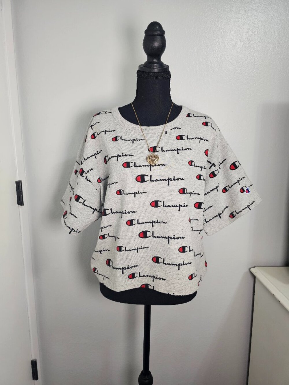 NWT Champion Womens Script Printed Gray Cropped Tee All-Over Logo Sleeve Size XL - Picture 2 of 6